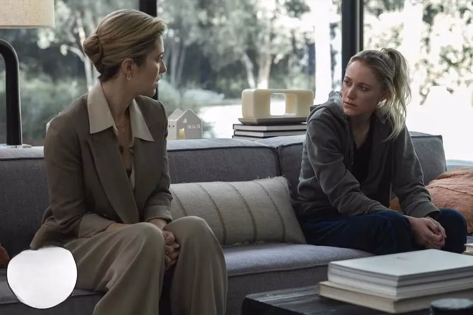 the-hand-that-rocks-the-cradle-2025-remake-a-hulu-hit-dividing-critics-image-1